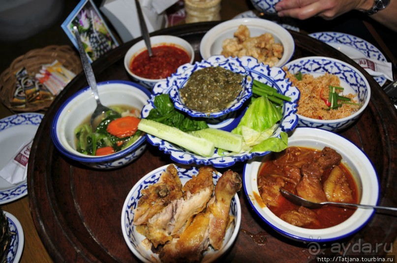 Популярный фольклорный ресторан "Khum Khantoke"