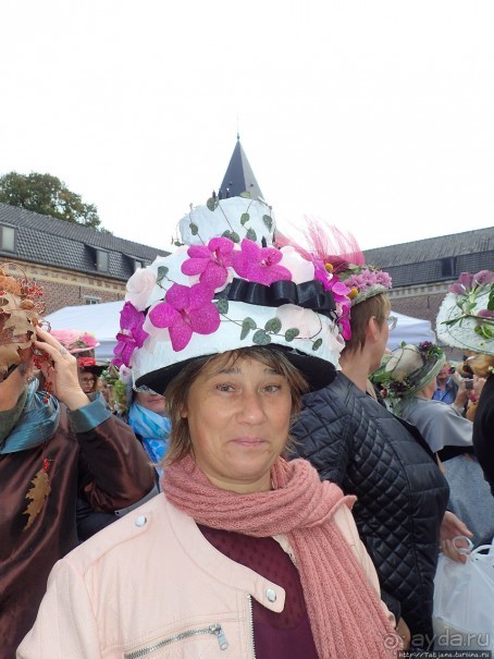 Конкурс шляпок на фестивале цветов Fleur Amour