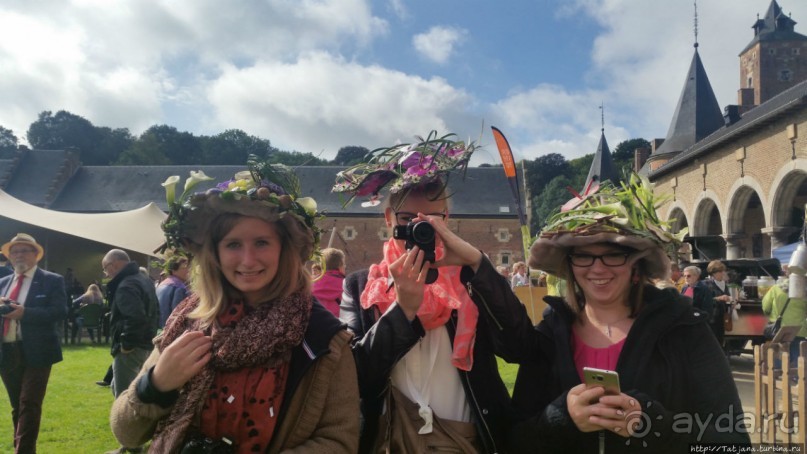 Конкурс шляпок на фестивале цветов Fleur Amour