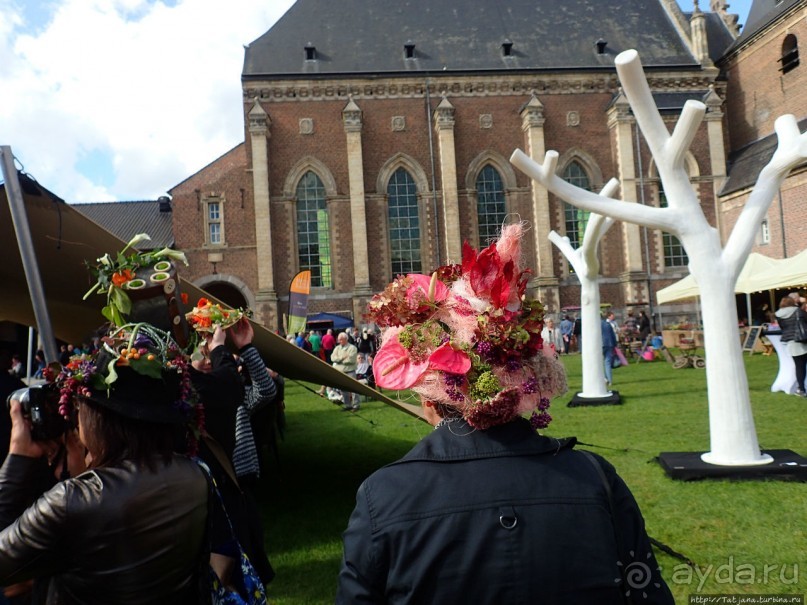 Конкурс шляпок на фестивале цветов Fleur Amour