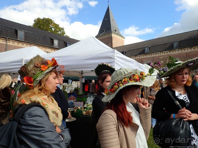 Конкурс шляпок на фестивале цветов Fleur Amour