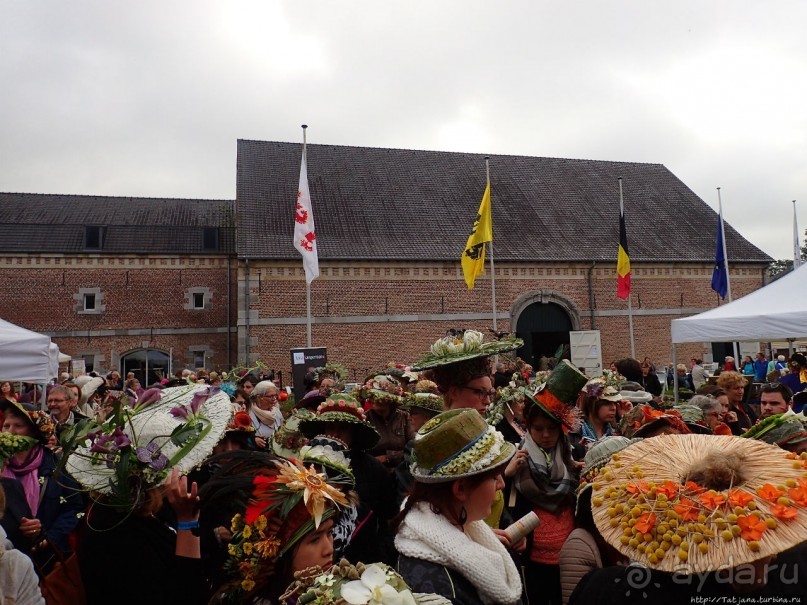 Конкурс шляпок на фестивале цветов Fleur Amour