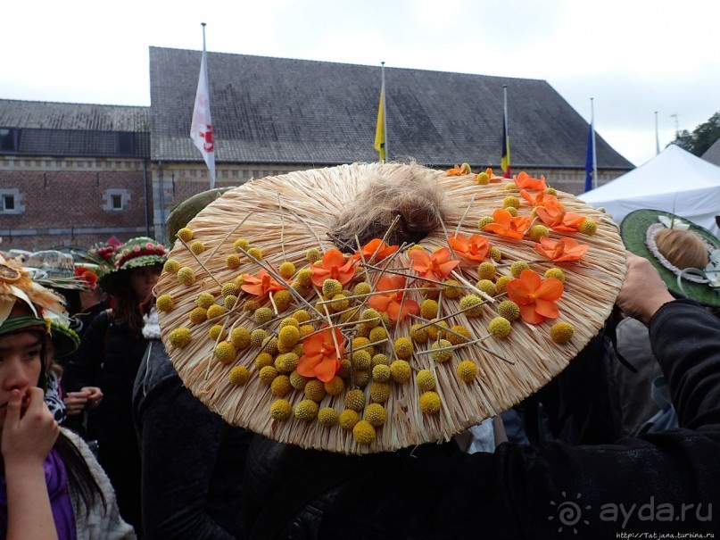 Конкурс шляпок на фестивале цветов Fleur Amour