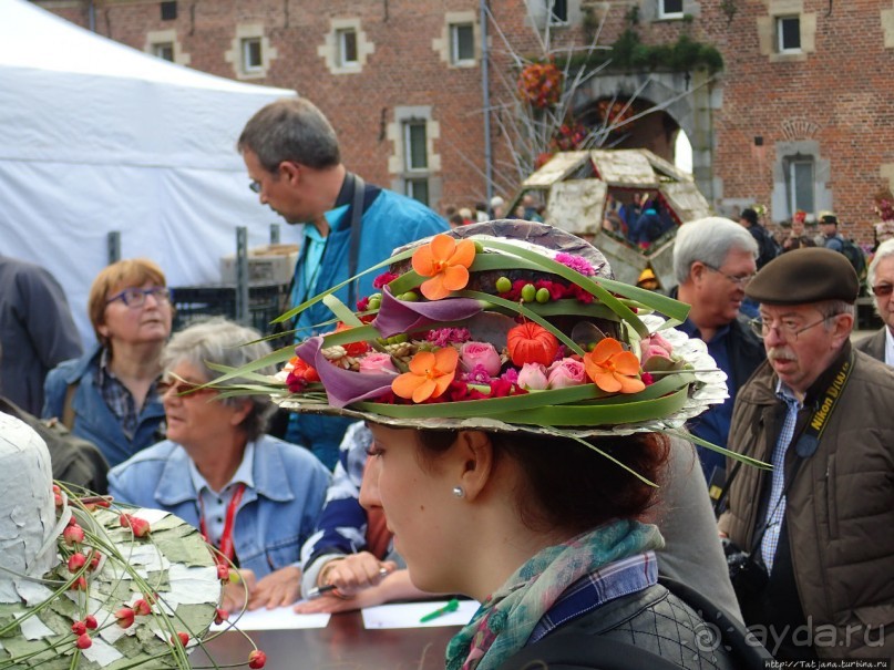 Конкурс шляпок на фестивале цветов Fleur Amour