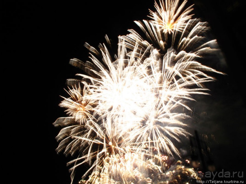 Феерверк в Валенсии в день Валенсианского сообщества