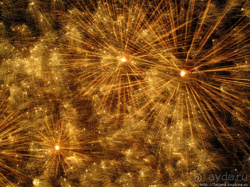 Феерверк в Валенсии в день Валенсианского сообщества