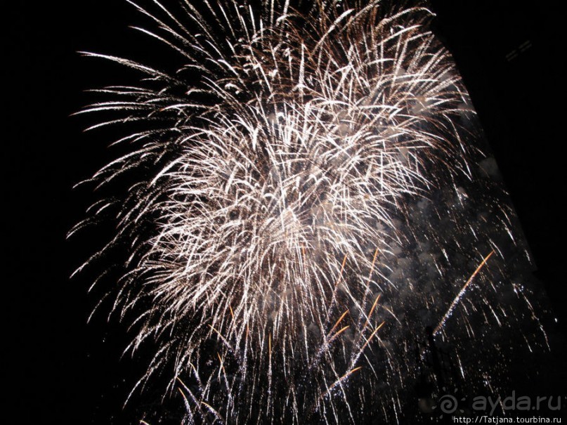 Феерверк в Валенсии в день Валенсианского сообщества