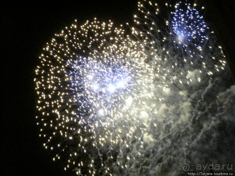 Феерверк в Валенсии в день Валенсианского сообщества