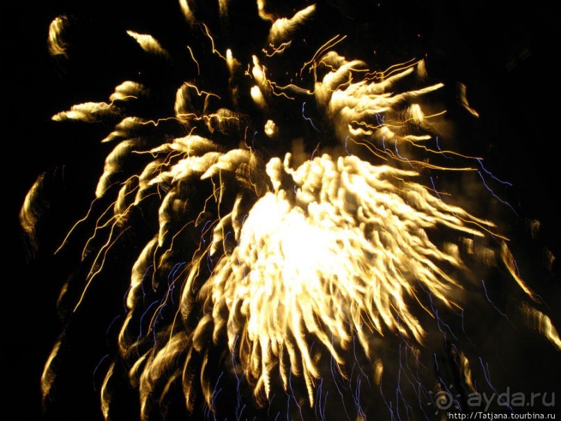 Феерверк в Валенсии в день Валенсианского сообщества