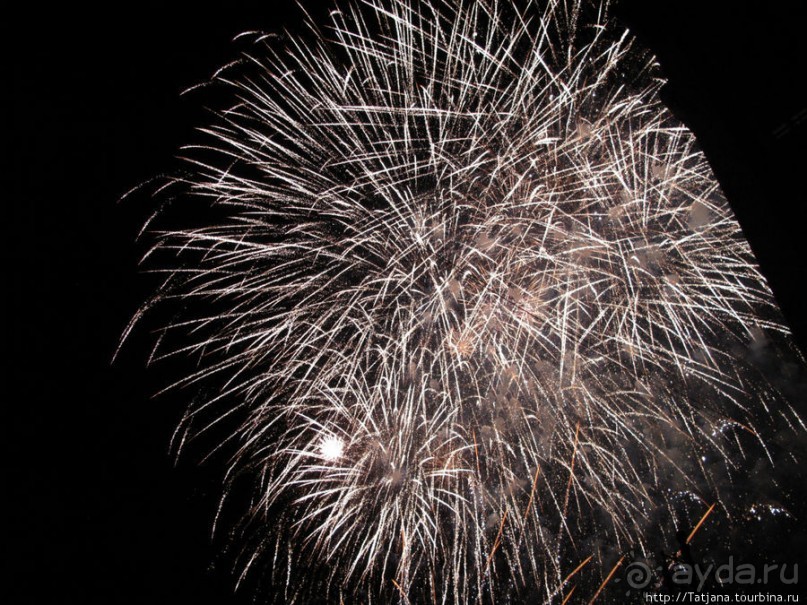 Феерверк в Валенсии в день Валенсианского сообщества