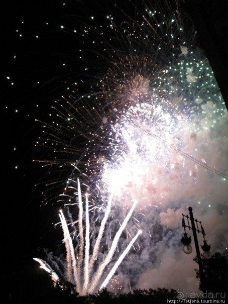 Феерверк в Валенсии в день Валенсианского сообщества