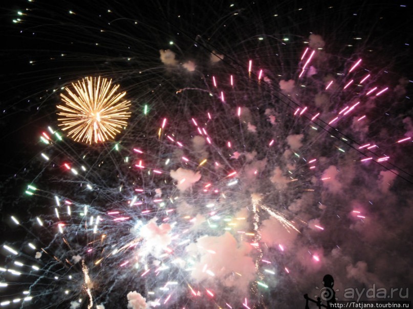 Феерверк в Валенсии в день Валенсианского сообщества