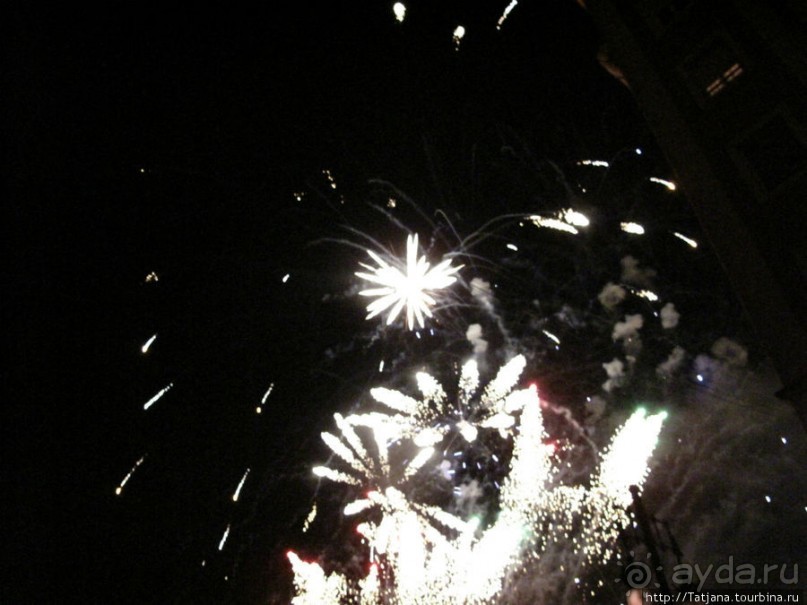 Феерверк в Валенсии в день Валенсианского сообщества