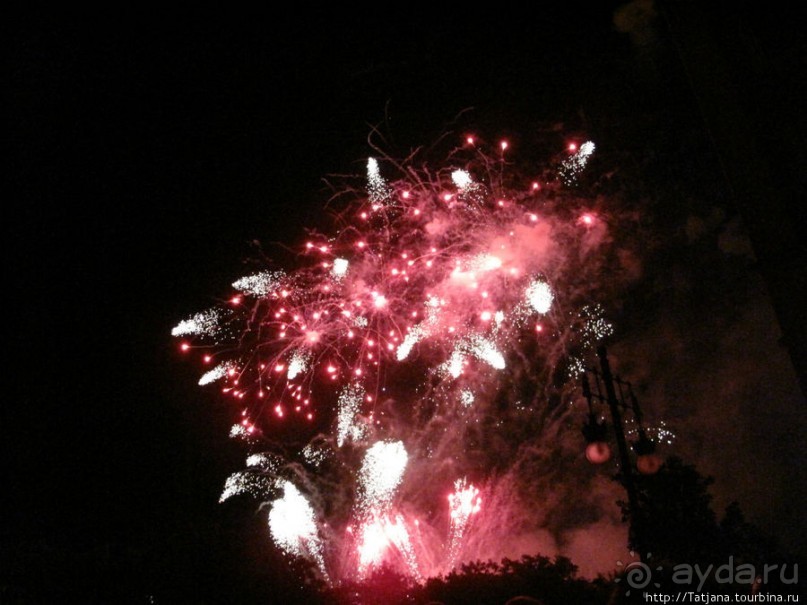 Феерверк в Валенсии в день Валенсианского сообщества