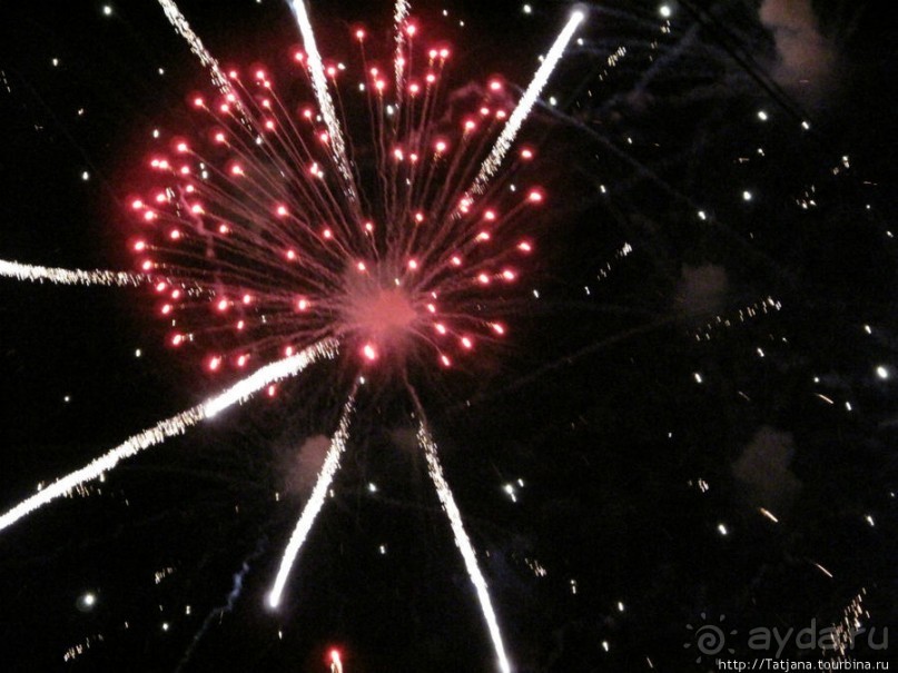 Феерверк в Валенсии в день Валенсианского сообщества