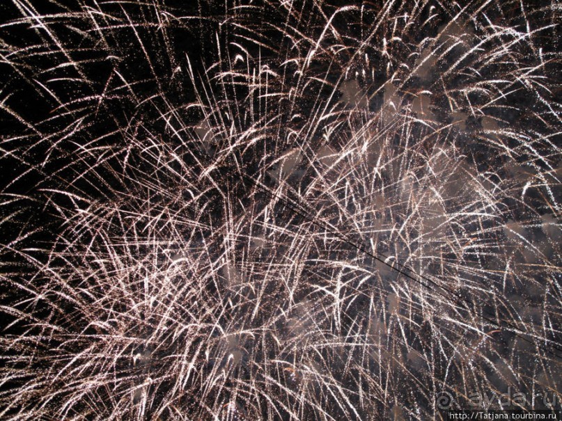 Феерверк в Валенсии в день Валенсианского сообщества