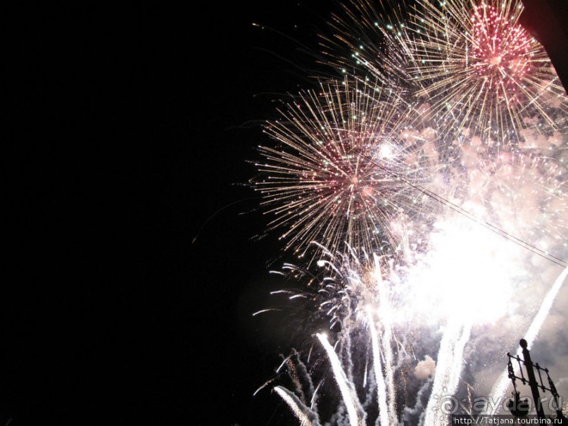 Феерверк в Валенсии в день Валенсианского сообщества