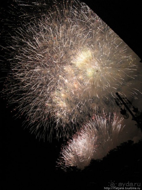 Феерверк в Валенсии в день Валенсианского сообщества