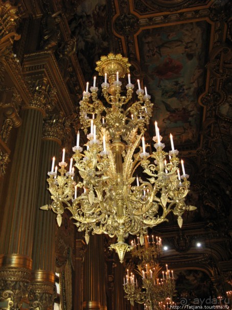 Знаки на потолке... призрак оперы.