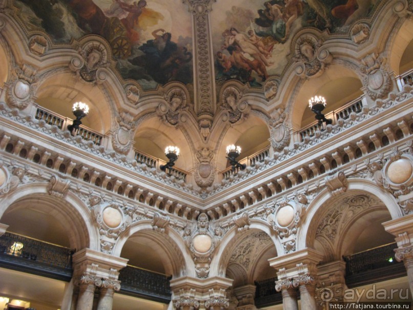 Знаки на потолке... призрак оперы.