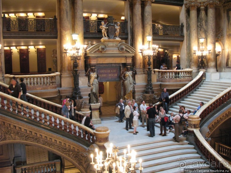 Знаки на потолке... призрак оперы.