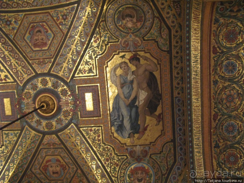 Знаки на потолке... призрак оперы.