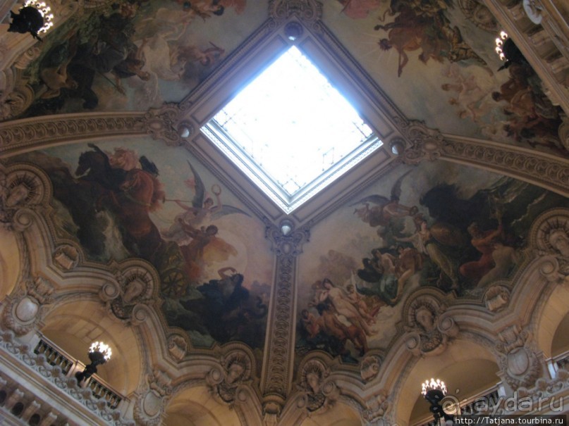 Знаки на потолке... призрак оперы.