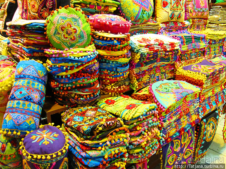 Красочные подушки на базаре
