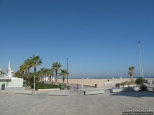 Широкий пляж и тапас напротив.