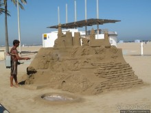 Широкий пляж и тапас напротив.