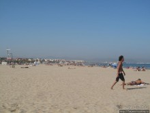 Широкий пляж и тапас напротив.