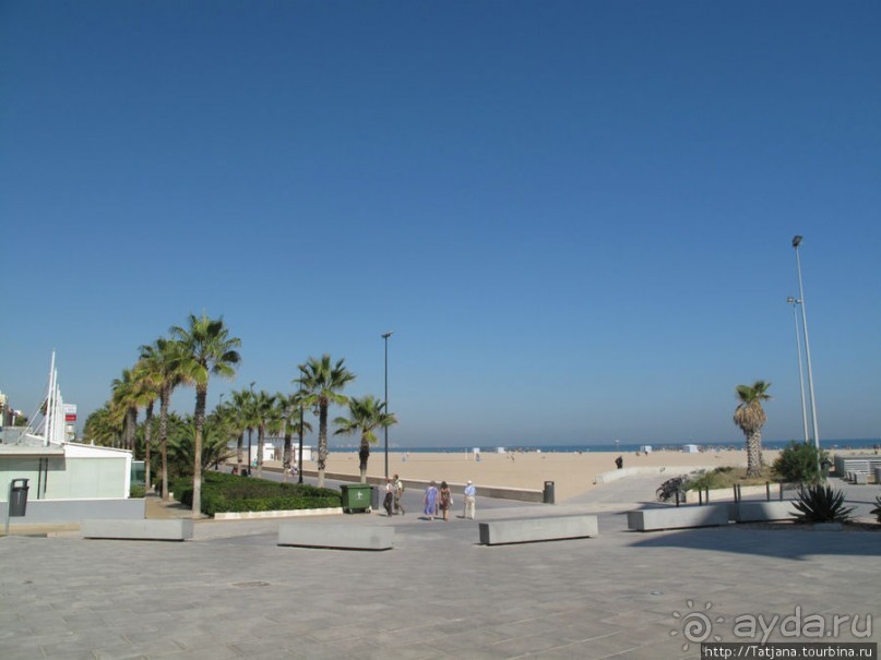 Широкий пляж и тапас напротив.