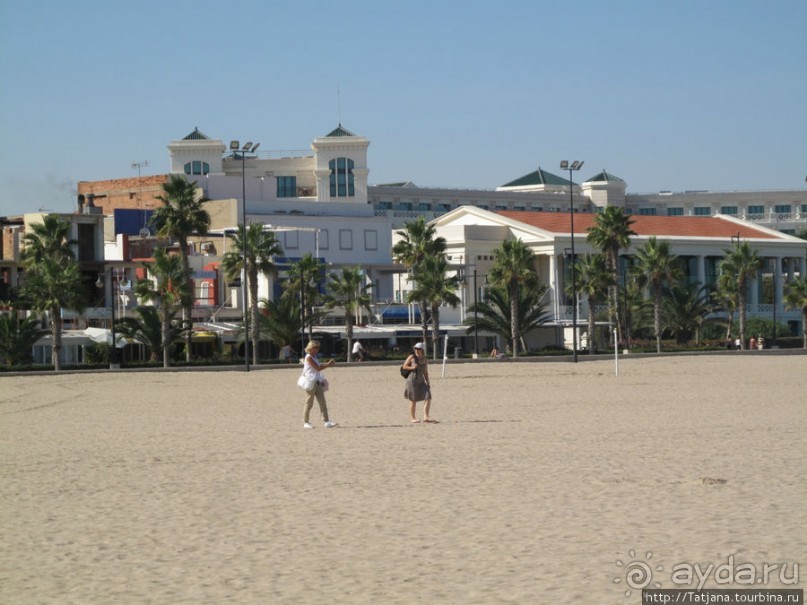 Широкий пляж и тапас напротив.