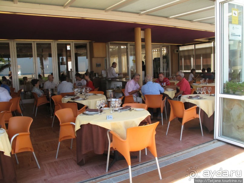 Широкий пляж и тапас напротив.