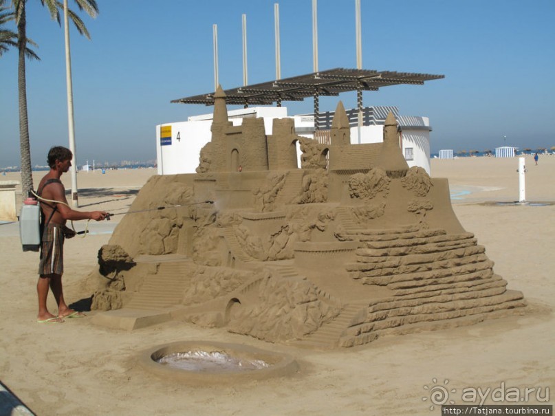 Широкий пляж и тапас напротив.