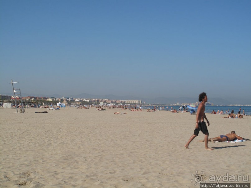 Широкий пляж и тапас напротив.