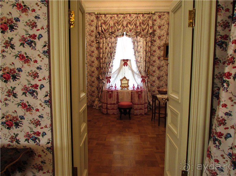 «Дворцов и замков свет…». Часть 3