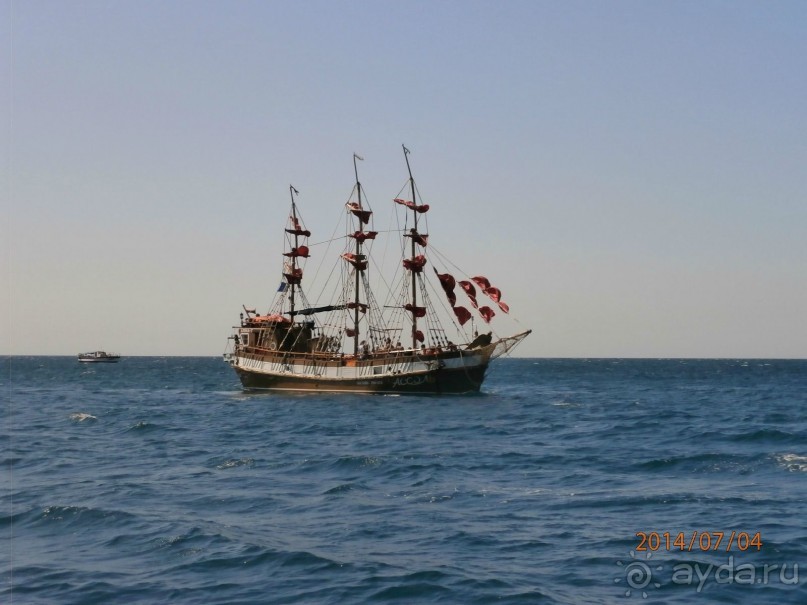 Типичный прогулочный катер, стилизованный под парусник.