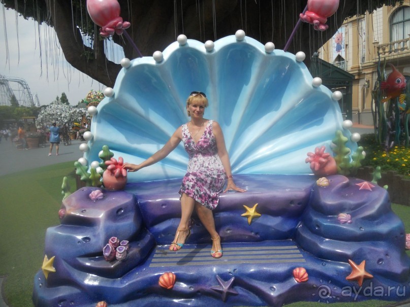 У входа в парк