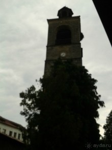 Колокольня церкви в Банско. На колокольне гнездо аистов.