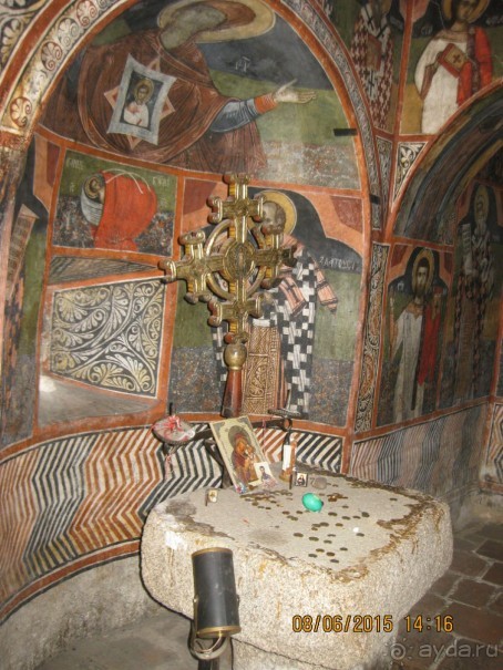 Алтарь древнего храма в Добръско.