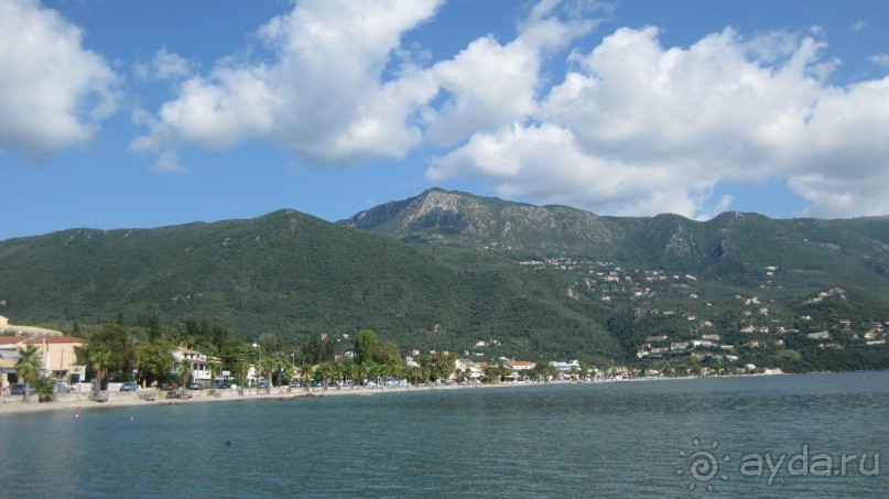 Побережье и вид на гору Пантократор.