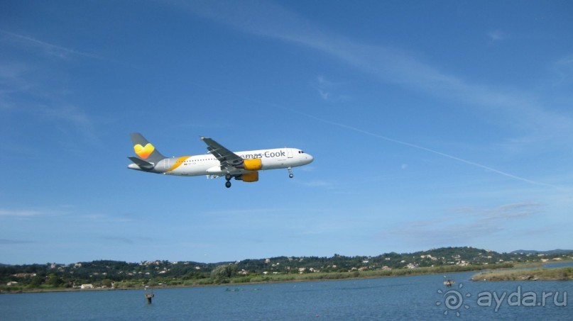 Взлетно посадочная полоса аэропорта Керкиры насыпная. Самолеты взлетают и садятся низко на морем.