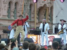 Альбом отзыва "Летние праздники и события в Санкт-Петербурге. Краткий путеводитель."