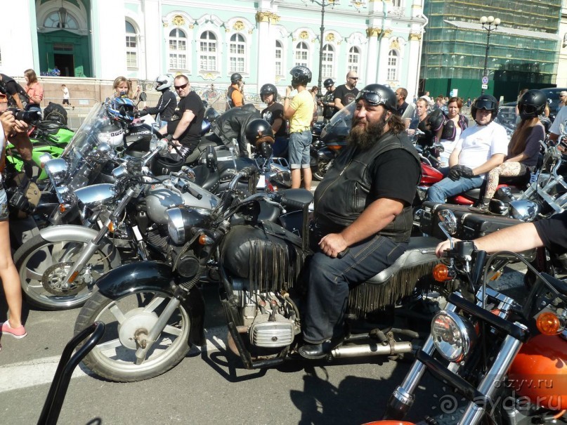 Альбом отзыва "Летние праздники и события в Санкт-Петербурге. Краткий путеводитель."