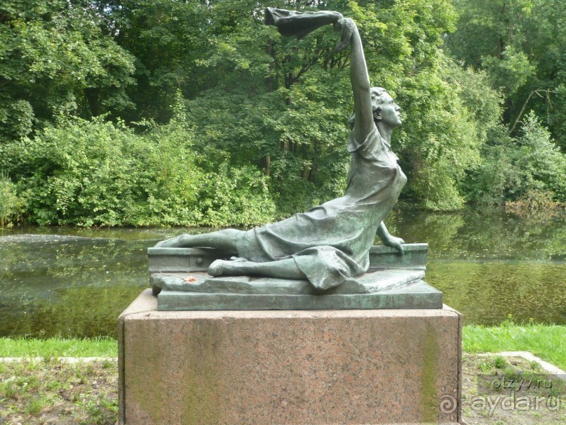 Неформальные памятники в нетуристическом Петербурге.