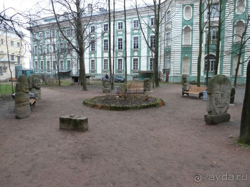 Неформальные памятники в нетуристическом Петербурге.
