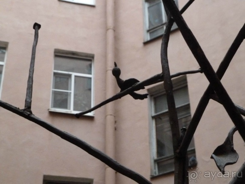 Неформальные памятники в нетуристическом Петербурге.