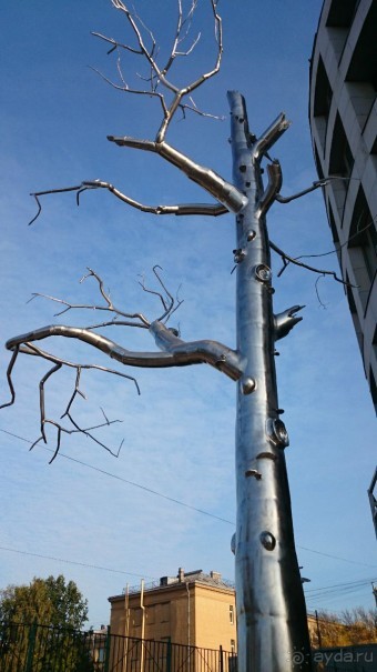 Неформальные памятники в нетуристическом Петербурге.