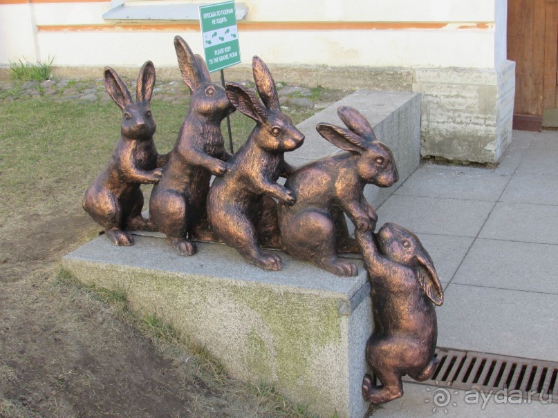 Неформальные памятники в нетуристическом Петербурге.